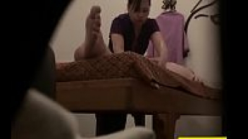 หลุดไทยนวดกระปู๋ Massage Porn คลิปหลุดแอบถ่าย ฝรั่งหัวหมอแอบตั้งกล้องแล้วให้หมอนวด Thaihd นวดกระดอจนแข็ง จับเย็ดหีสาวใหญ่ใจต้องนิ่ง